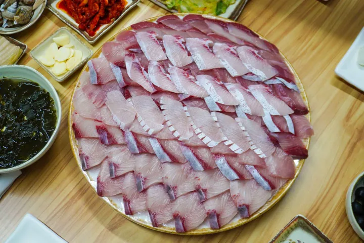 사량도자연산횟집